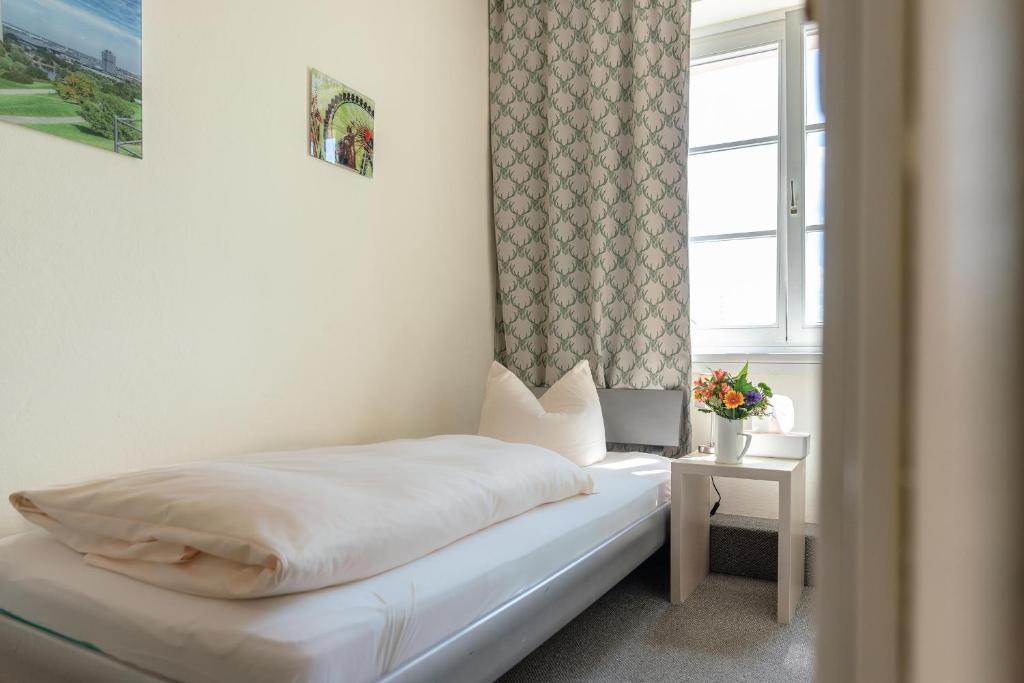 Postel nebo postele na pokoji v ubytování Hotel-Pension am Siegestor