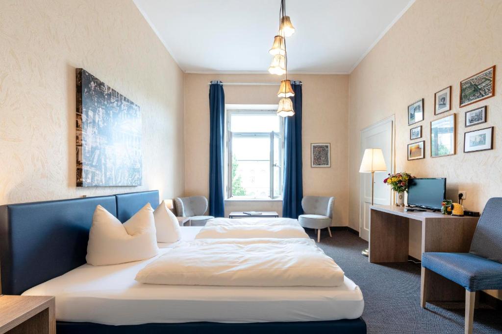 Postel nebo postele na pokoji v ubytování Hotel-Pension am Siegestor