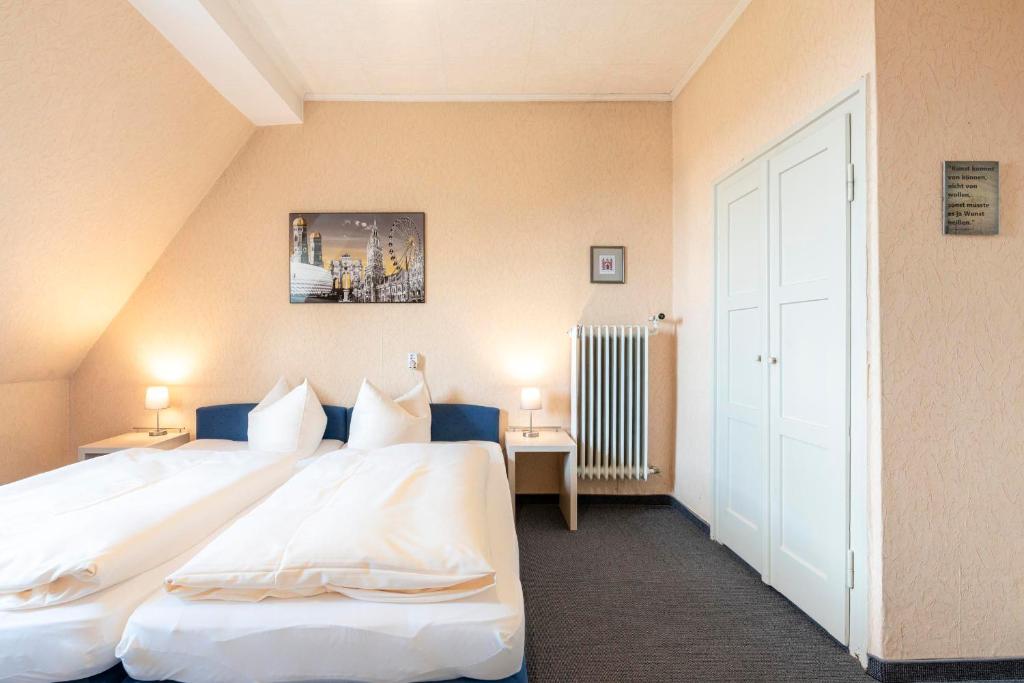 Postel nebo postele na pokoji v ubytování Hotel-Pension am Siegestor