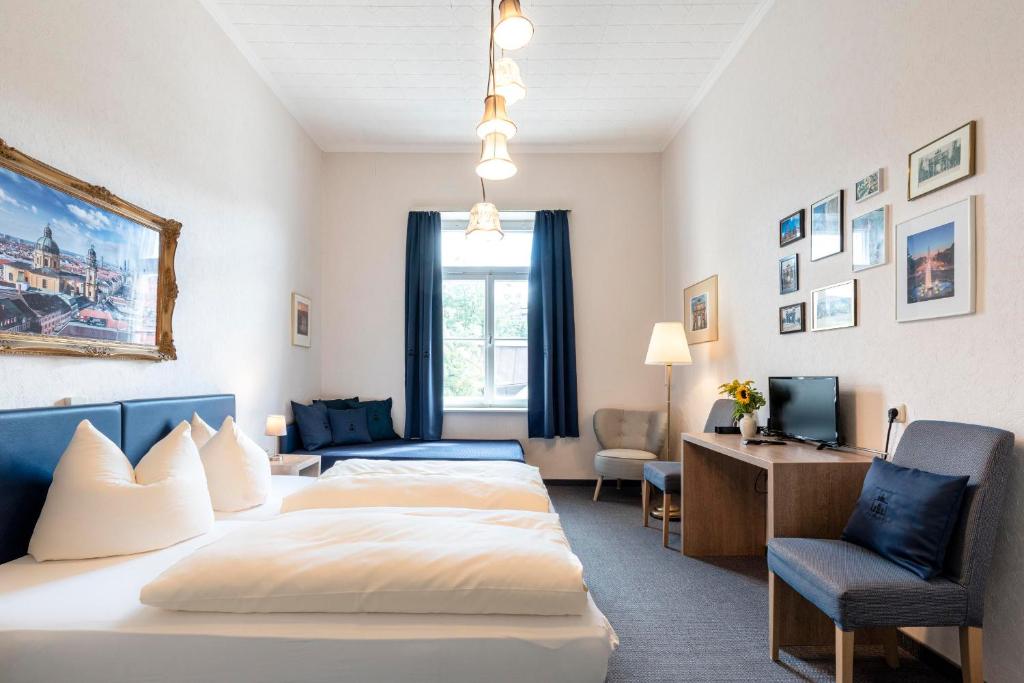 Postel nebo postele na pokoji v ubytování Hotel-Pension am Siegestor