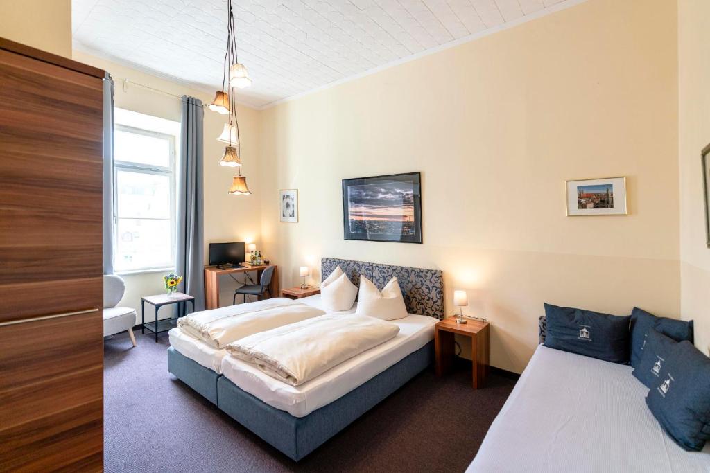 Postel nebo postele na pokoji v ubytování Hotel-Pension am Siegestor