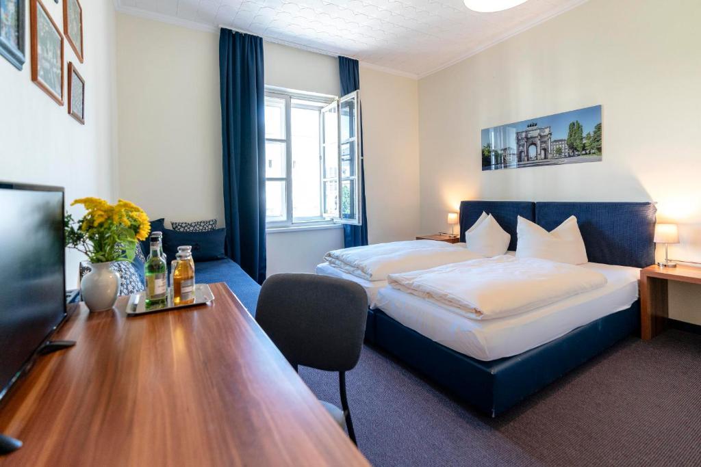 Postel nebo postele na pokoji v ubytování Hotel-Pension am Siegestor