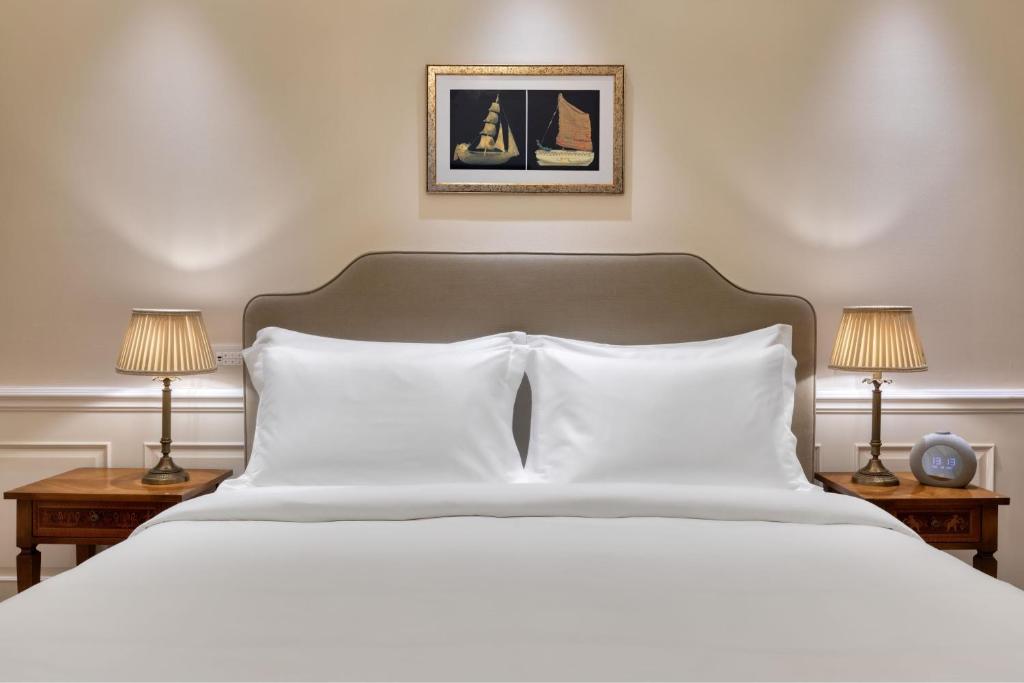 Postel nebo postele na pokoji v ubytování King George, a Luxury Collection Hotel, Athens