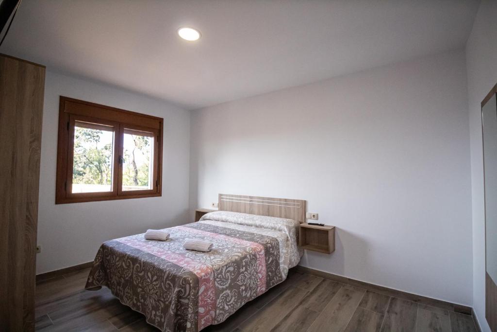 um quarto com uma cama e uma janela em Apartamentos 7 puentes sierra Cazorla em Burunchel