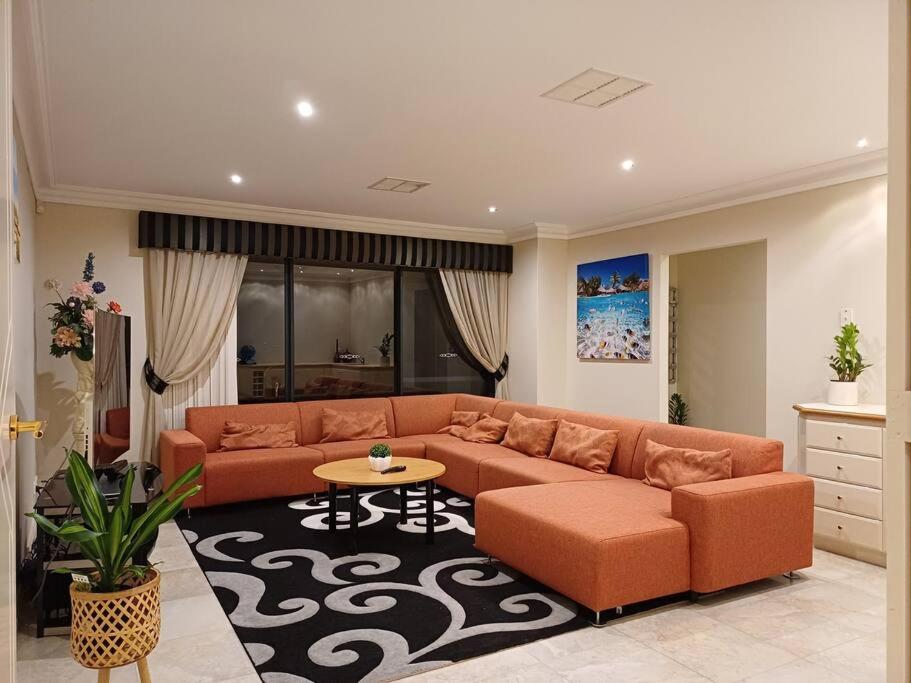 ein Wohnzimmer mit einem Sofa und einem Tisch in der Unterkunft Perth 2-Story, Views, BBQ & More in Perth