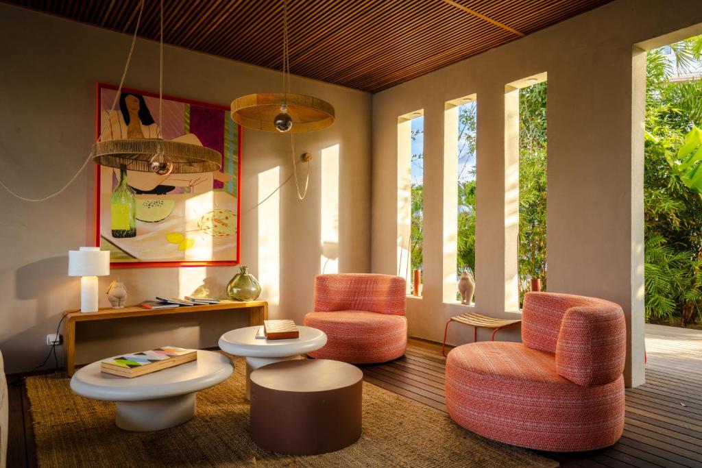 a living room with two chairs and a table at Le Martin Boutique Hôtel in Saint Martin