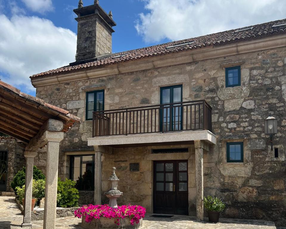 una antigua casa de piedra con balcón. en Casa Goris, en Merza