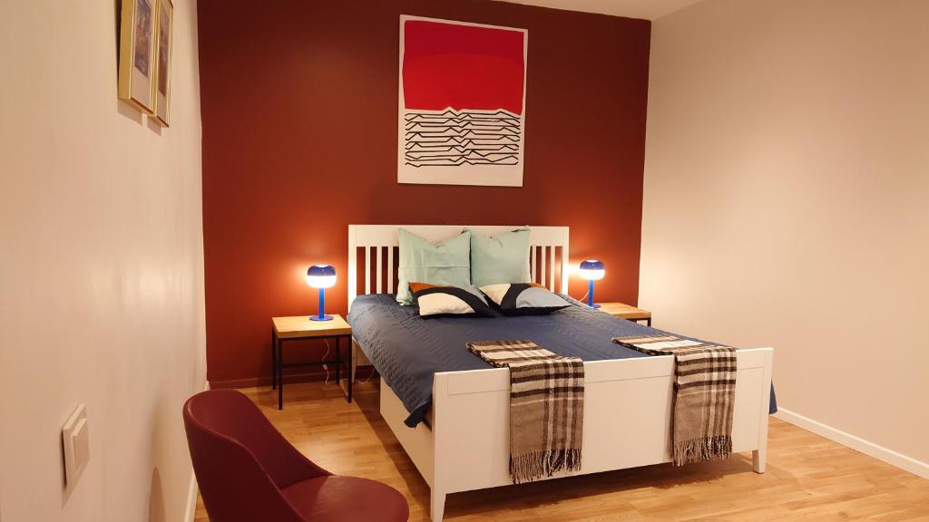 una camera con un letto e due lampade su due tavoli di Mini Home Bookshop Studios a Vilnius