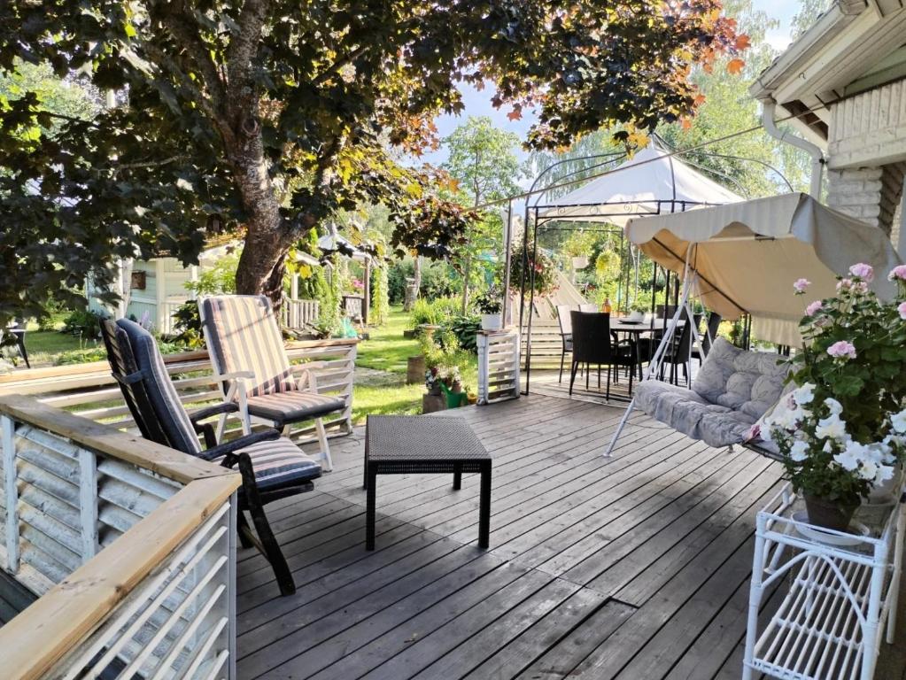 een terras met stoelen en een tafel op een huis bij Kaliininkuja in Lapua