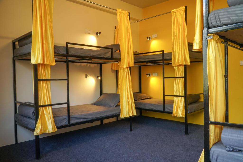 Postel nebo postele na pokoji v ubytování Firefly Hostel