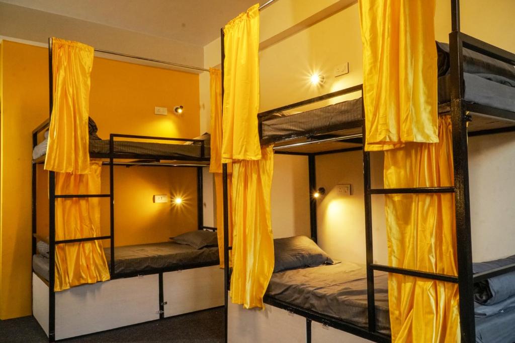 Postel nebo postele na pokoji v ubytování Firefly Hostel