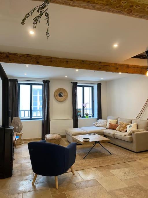 un salon avec un canapé et une table dans l'établissement Maison Marceau Gruissan, à Gruissan