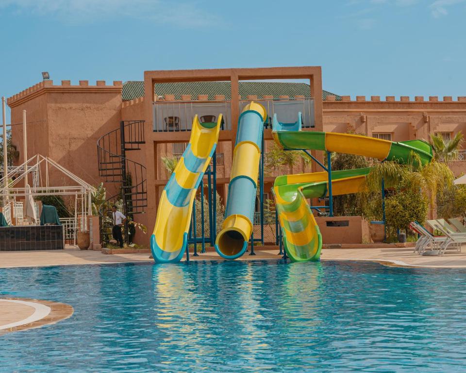 - un toboggan aquatique dans la piscine d'un complexe dans l'établissement Mogador Aqua Fun & Spa, à Marrakech