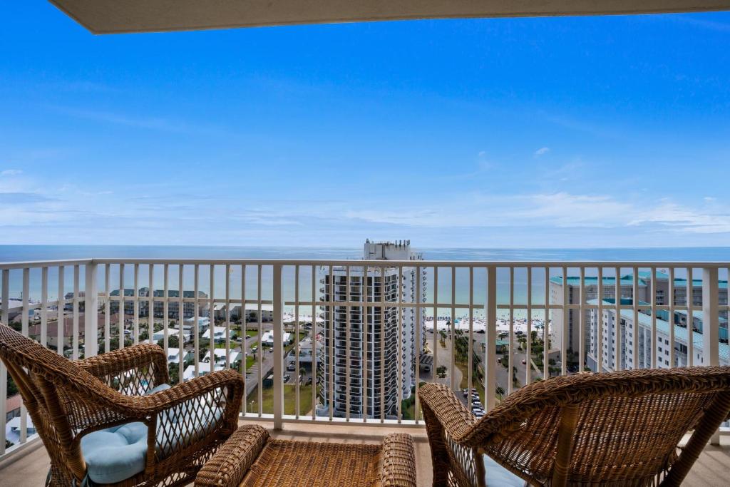 ein Balkon mit zwei Stühlen und Blick auf das Meer in der Unterkunft Ariel Dunes I 2001 in Destin