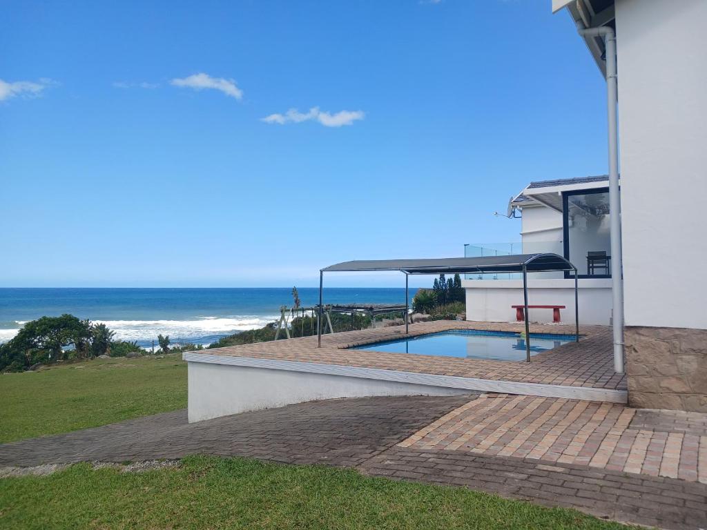 uma casa com piscina e oceano em Shotleft on Wye RD em Margate