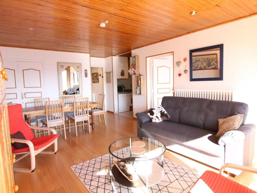 a living room with a couch and a table at Appartement 3 pièces, 6 pers, 70m², Vieil Alpe, Alpes d'Huez, animaux OK - FR-1-405-69 in L'Alpe-d'Huez