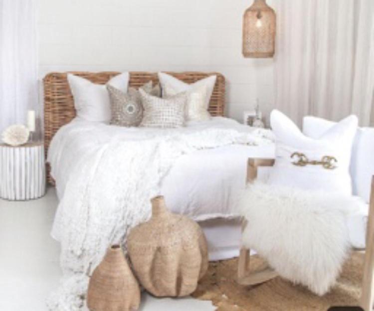 1 dormitorio con cama blanca y almohadas blancas en Casapangue, en Casablanca