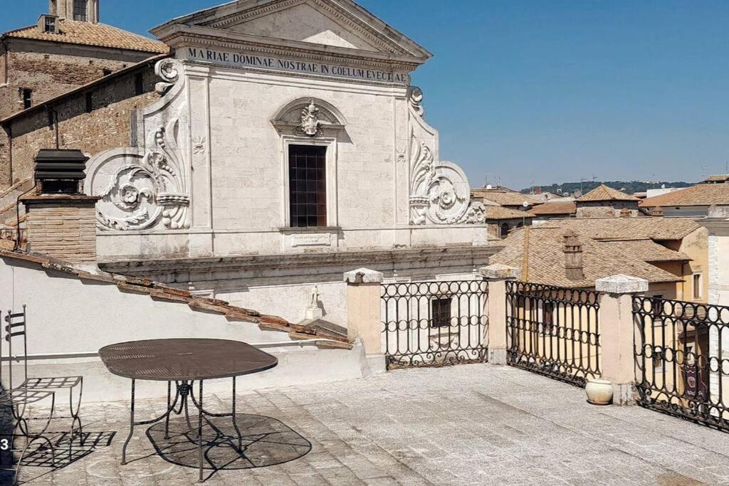 una mesa en el balcón de un edificio en *Piazza Italia* Vicino Autostrada*Roma 40 min.*, en Orte