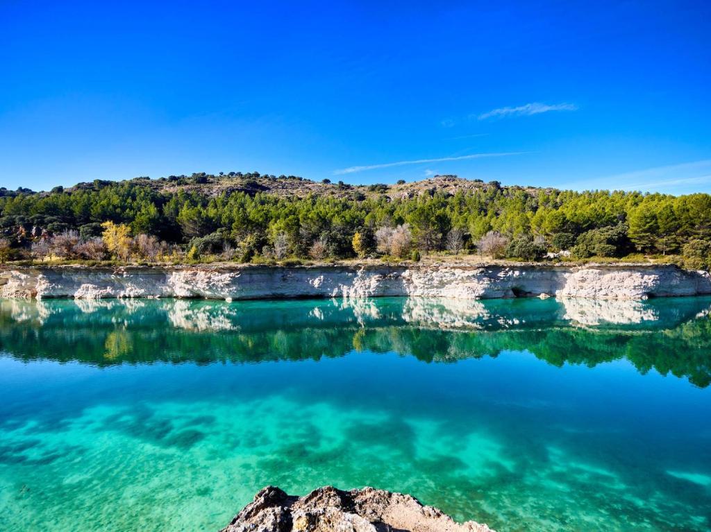 a view of the blue water of a lake at Casa turística Poncehouse in Tomelloso