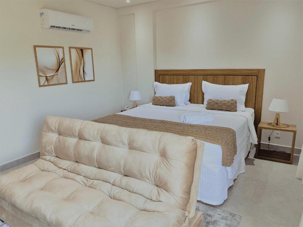- une chambre avec un grand lit et un canapé dans l'établissement ILE DE PIPA Soé - By Almare Flats, à Pipa