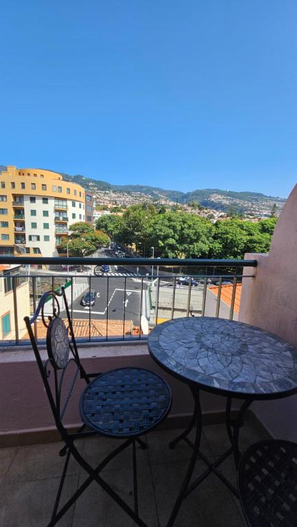 d'une table et de chaises sur un balcon avec vue. dans l'établissement Garden and Seaview Apartment - Free Parking, à Funchal
