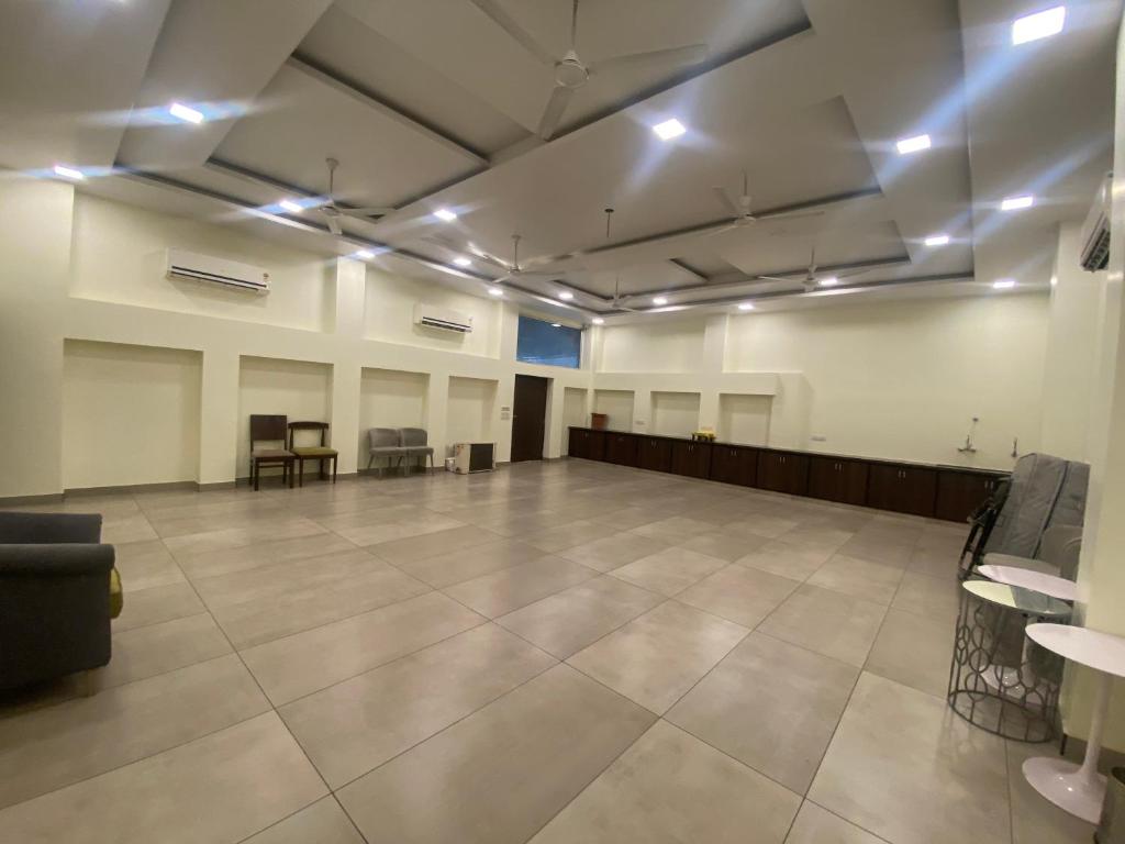 una grande camera vuota con un grande pavimento piastrellato di Hotel Cedar a Jaipur