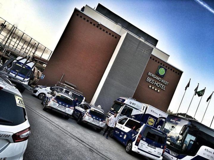 un grupo de vehículos de emergencia estacionados frente a un edificio en The Bergamo West Motel en Mozzo