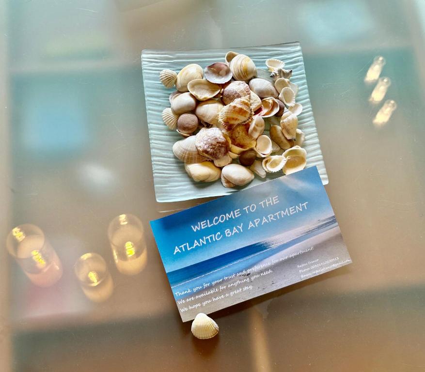 um livro de boas-vindas para ativar a ativação do carro com conchas e velas em Atlantic Bay em Costa da Caparica