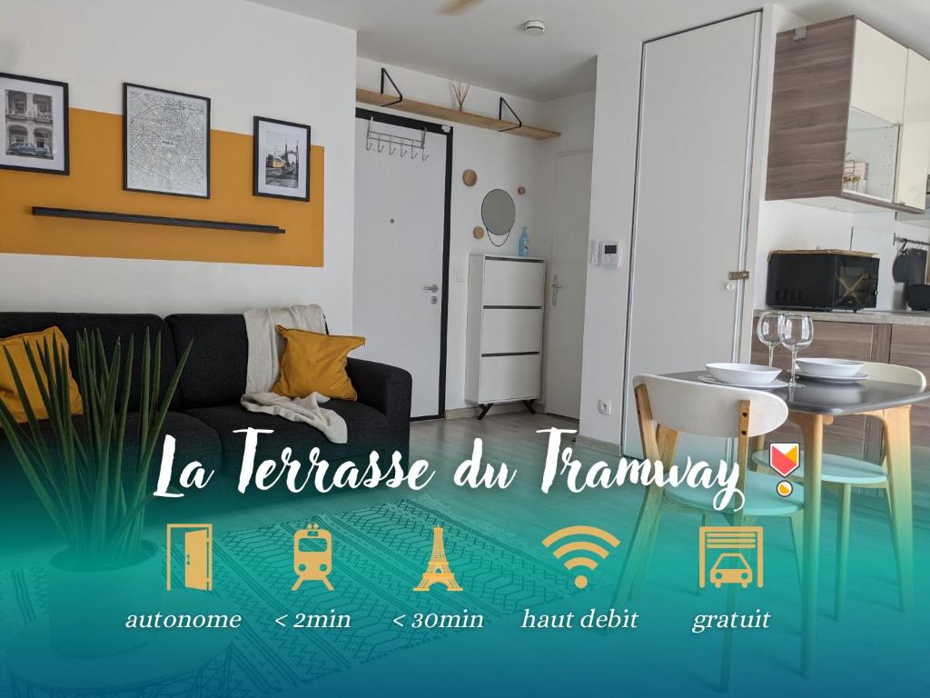 uma sala de estar com um sofá e uma mesa em La Terrasse du tramway, Parking, 30min de Paris em Bezons