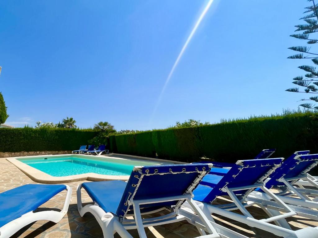 Bazén v ubytovaní Villa Catalina Stunning 4bedroom villa with air conditioning sea views & private swimming pool ideal for families alebo v jeho blízkosti