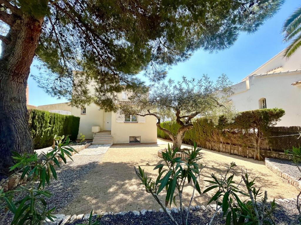 Vonkajšia záhrada v ubytovaní Villa Catalina Stunning 4bedroom villa with air conditioning sea views & private swimming pool ideal for families