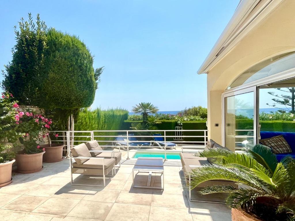 Balkón alebo terasa v ubytovaní Villa Catalina Stunning 4bedroom villa with air conditioning sea views & private swimming pool ideal for families