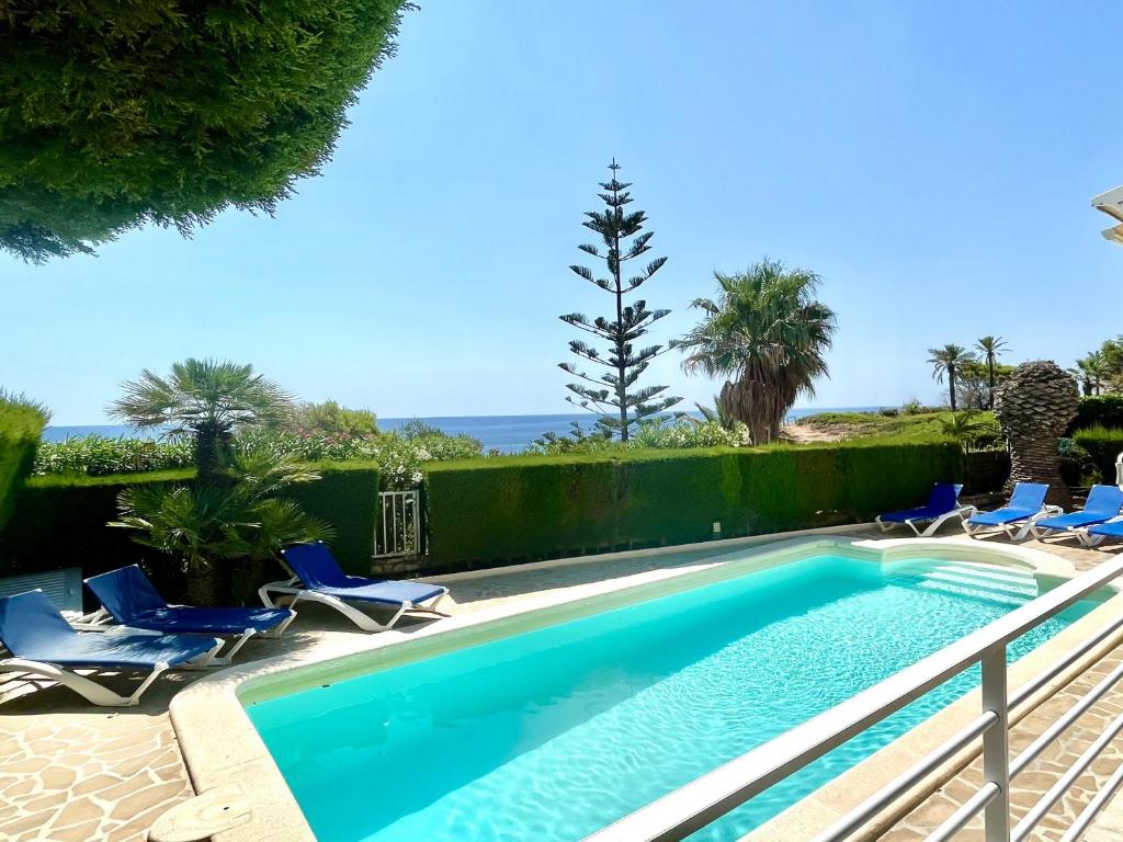 Bazén v ubytovaní Villa Catalina Stunning 4bedroom villa with air conditioning sea views & private swimming pool ideal for families alebo v jeho blízkosti