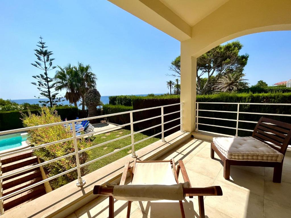 Balkón alebo terasa v ubytovaní Villa Catalina Stunning 4bedroom villa with air conditioning sea views & private swimming pool ideal for families