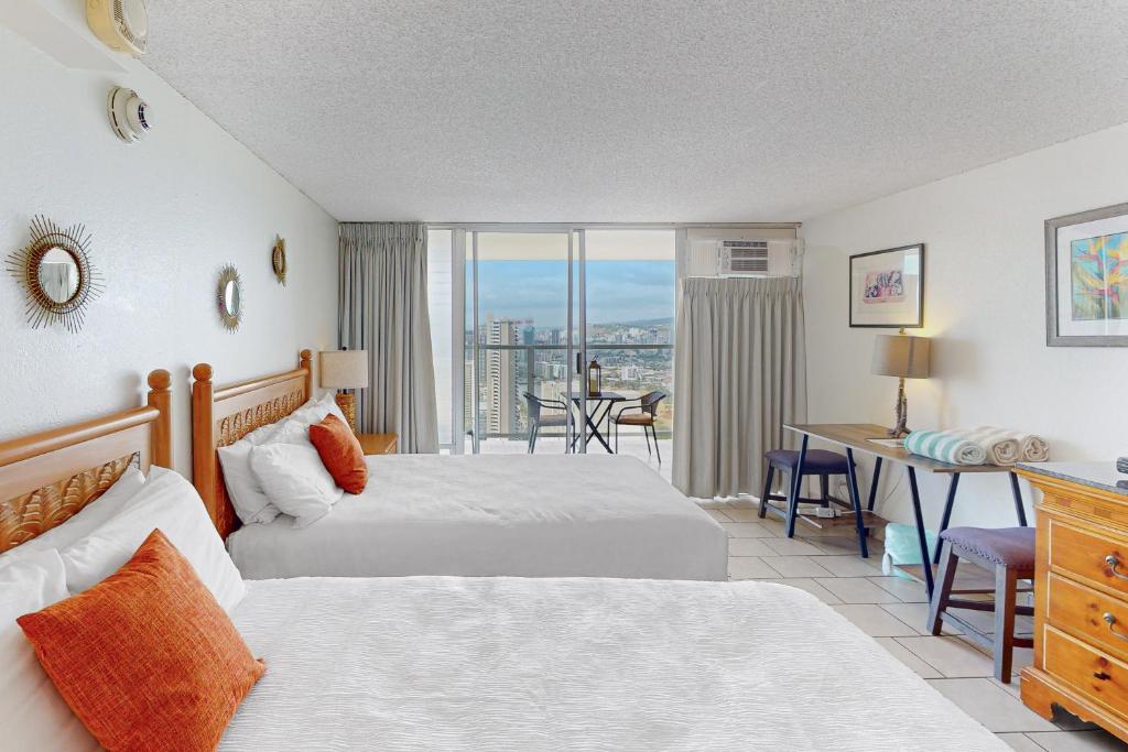 檀香山的住宿－Island Colony 4218，酒店客房设有两张床和一个阳台。