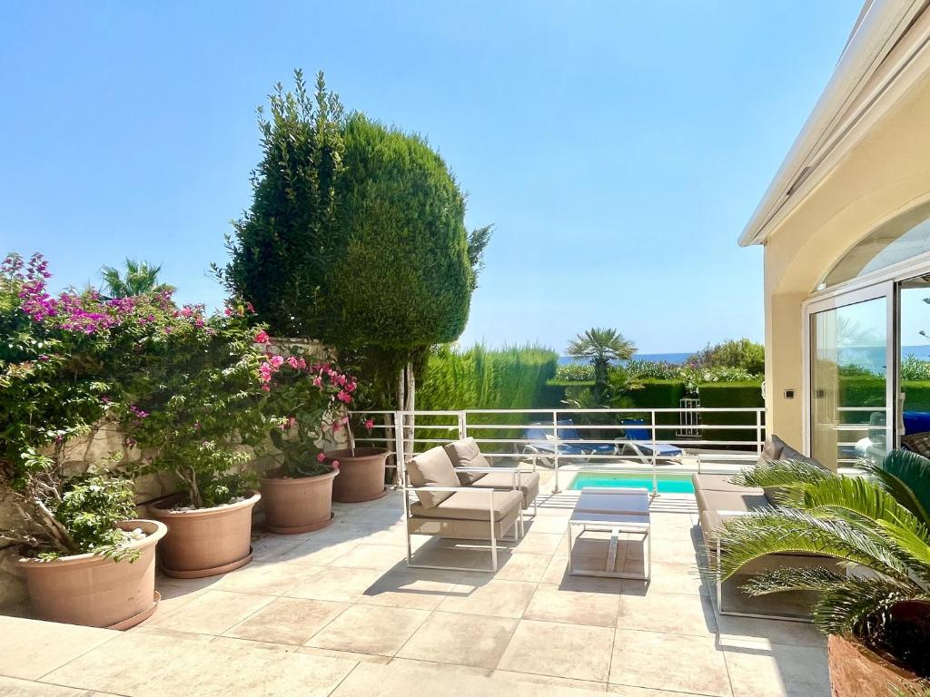 Bazén v ubytovaní Villa Catalina Stunning 4bedroom villa with air conditioning sea views & private swimming pool ideal for families alebo v jeho blízkosti