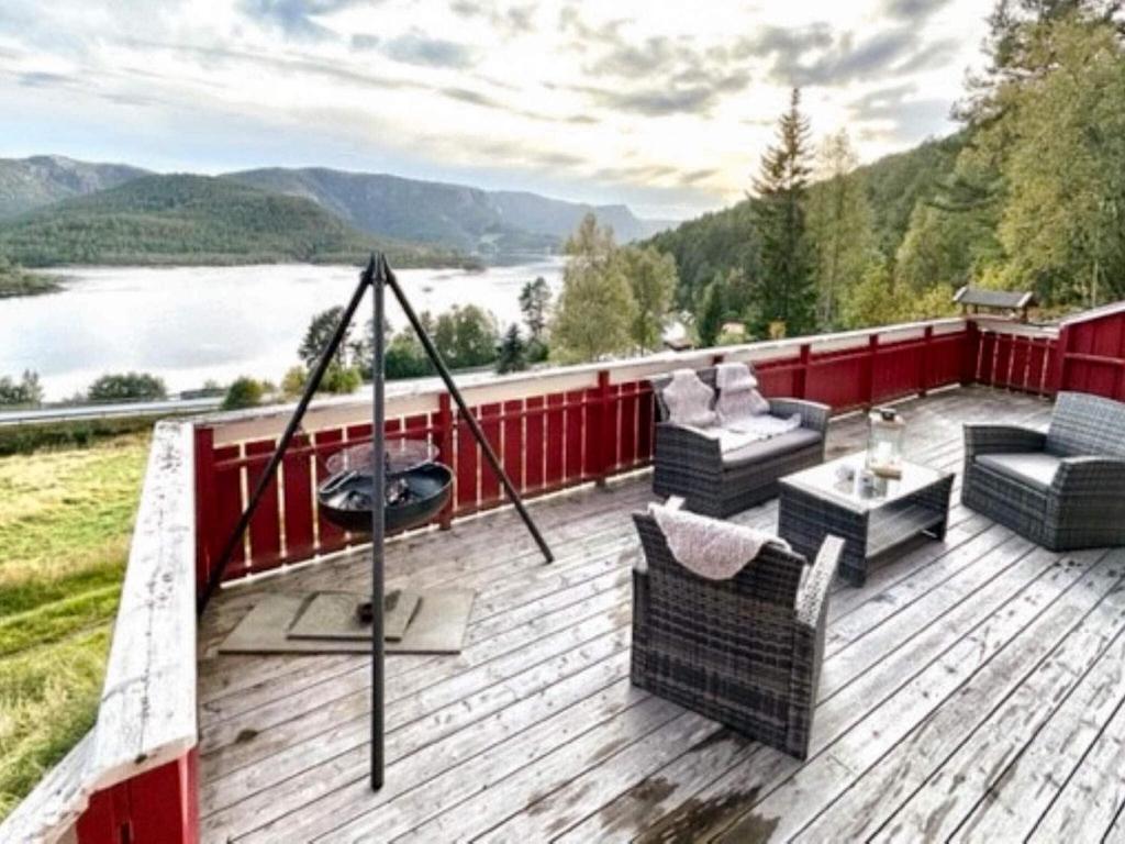 eine möblierte Terrasse mit Seeblick in der Unterkunft Holiday home Snillfjord II in Snillfjord