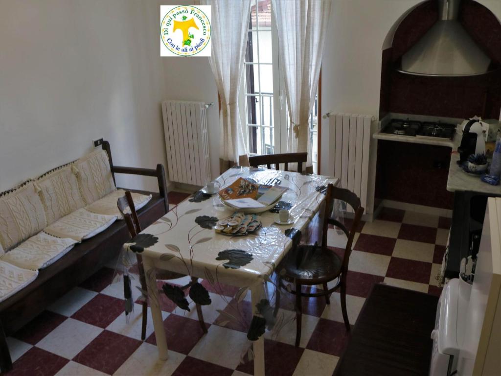 Reštaurácia alebo iné gastronomické zariadenie v ubytovaní Casa di Emilia