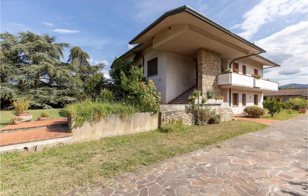 una casa con una pared de piedra junto a una entrada en Villa Del Mandarino, en Capannori