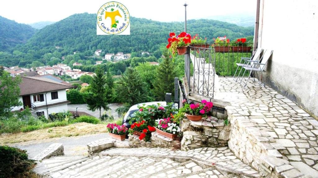 - un balcon fleuri sur le côté du bâtiment dans l'établissement Carpinone Monte, à Carpinone