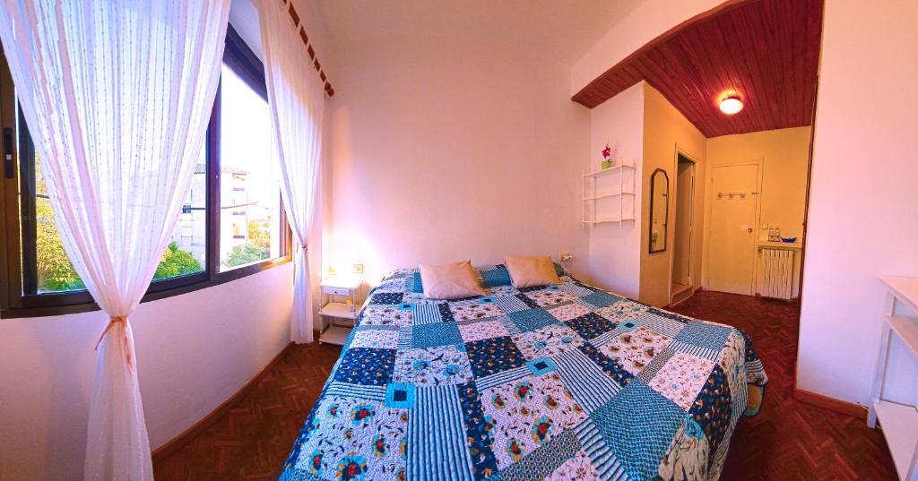 1 dormitorio con 1 cama con edredón en Casa de Adriana, en Nàquera