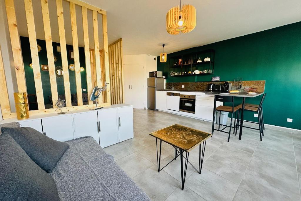 un salon avec un canapé et une table dans l'établissement L'Emeraude au soleil Studio avec coin nuit dans résidence sur la plage, au Grau-du-Roi