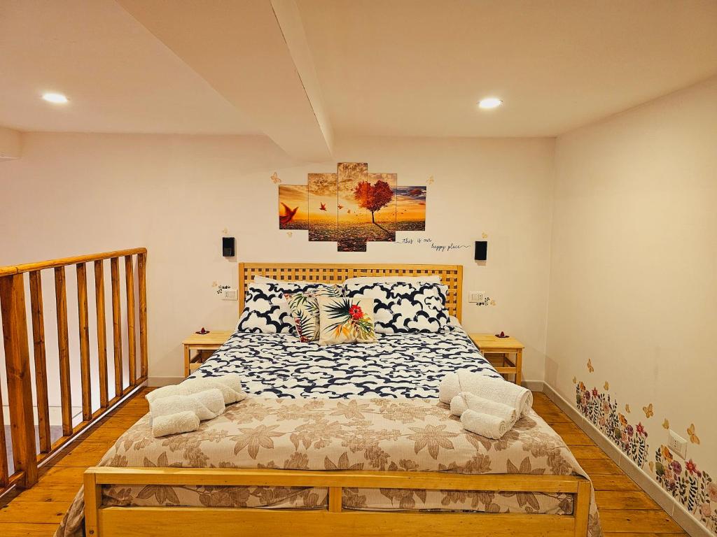 una camera da letto con un letto con cuscini sopra di Naples Station House a Napoli