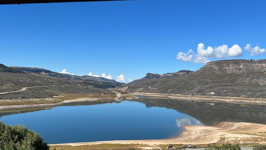 甘尼森的住宿－Sapinero Village Campground on Blue Mesa，山中的一个蓝色湖泊