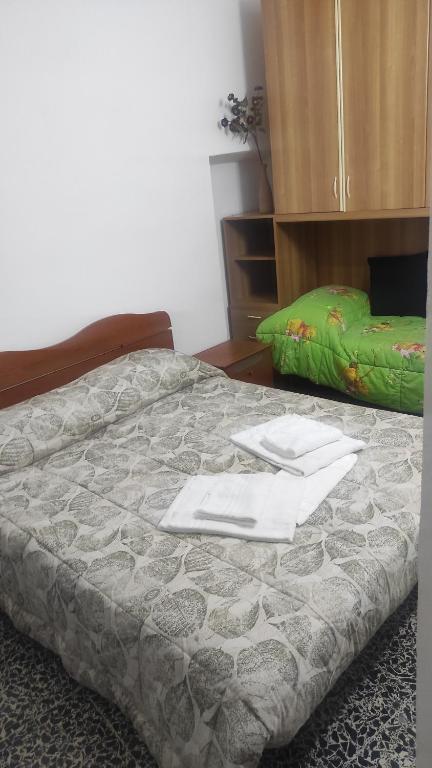 LA BOMBONIERA في Carpinone: غرفة نوم عليها سرير وفوط