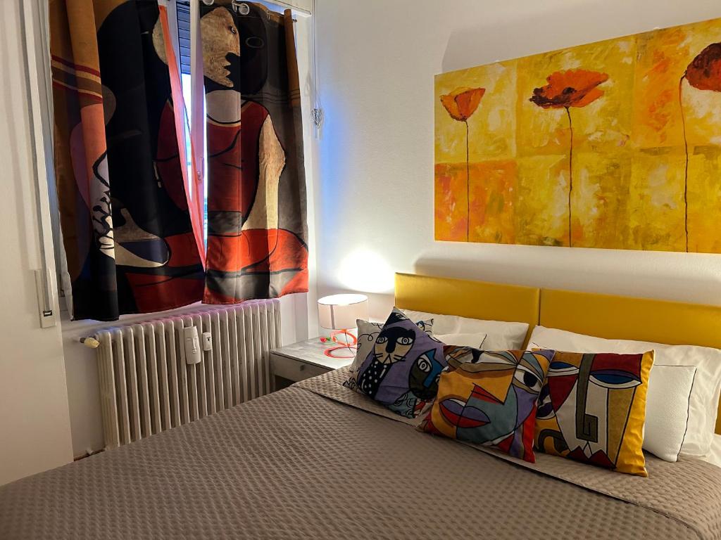 a bedroom with a bed and a painting on the wall at Casa Milano Expo SP in Milan