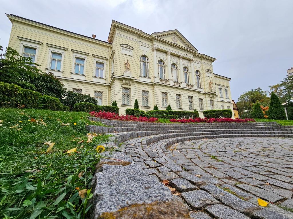Aed väljaspool majutusasutust Roman Apartman