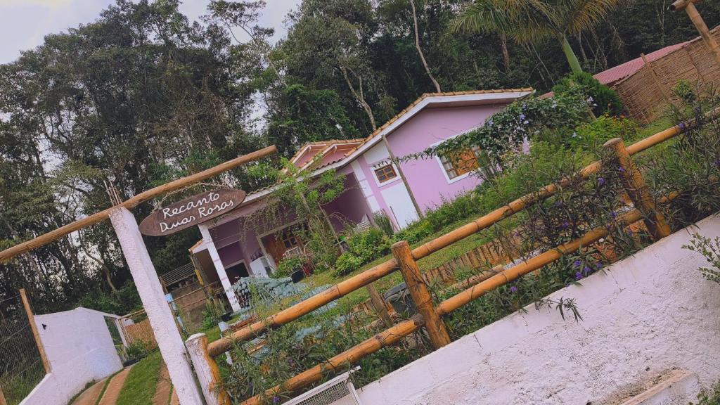 een huis met een straatbord ervoor bij Recanto Duas Rosas in Venda Nova do Imigrante