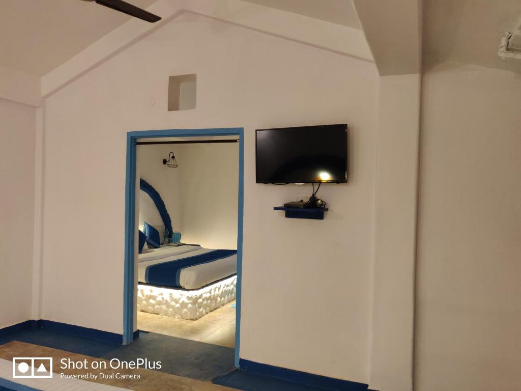 TV a/nebo společenská místnost v ubytování Makarios Boutique Hotel