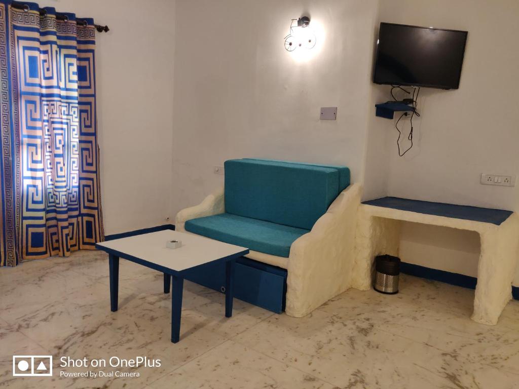 TV a/nebo společenská místnost v ubytování Makarios Boutique Hotel